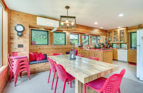 Riverfront Skykomish Cabin with Private Hot Tub! - Foto 6