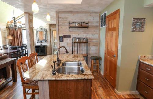 Seven Springs Sunridge 3 Bedrooms Premium Condo, Private Hot Tub! by RedAwning - Photo 18