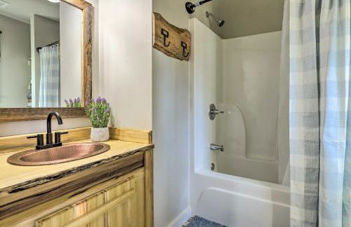 Creek-View Getaway with Deck, Yard, and Fire Pit! - Foto 13