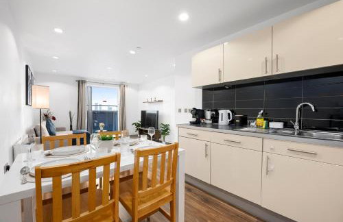 Panoramic City Views Elegant 2BR, 2 Min to Metro - Foto 13