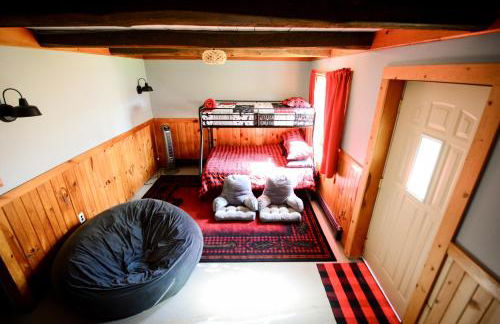 Cozy Cabin with Hottub at Cloverdale Cabins - Foto 22