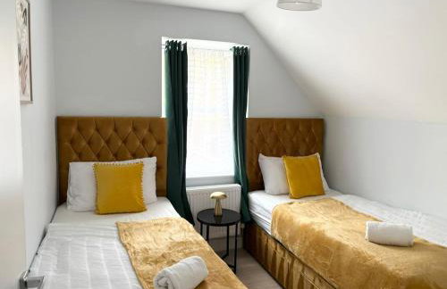 Central 2BR Home with Parking near Ferry - Foto 25