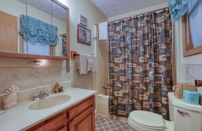 Whispering Creek - 2 Bedrooms, 1 Baths, Sleeps 6 Cabin by RedAwning - Foto 9