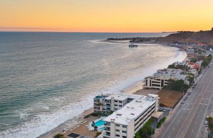 Oceanfront Gem w Balcony Pool Hot Tub Carbon Beach Access Bluewater Haven by AvantStay - Photo 29
