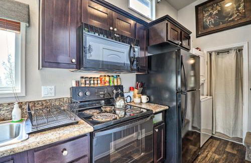 Eureka Tiny Home with Hot Tub and Community Beach! - Foto 12