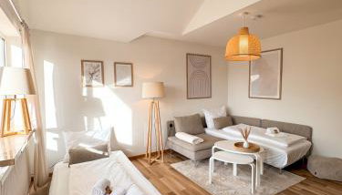 C4S COME4STAY Altötting - 3-Zi Whg I Zentrale Lage I Parkplatz I Balkon I WIFI I SmartTV I 1 Kingsize, 1 Queensize Bett I Office Arbeitsplatz I Wohnbereich mit Couch und Essbereich I voll ausgestattete Küche I Nespresso - Foto 2