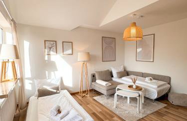 C4S COME4STAY Altötting - 3-Zi Whg I Zentrale Lage I Parkplatz I Balkon I WIFI I SmartTV I 1 Kingsize, 1 Queensize Bett I Office Arbeitsplatz I Wohnbereich mit Couch und Essbereich I voll ausgestattete Küche I Nespresso - Foto 2