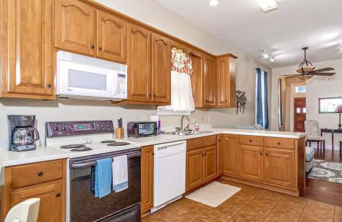 Americana Cottage Closest Historic BnB to Benning - Foto 1