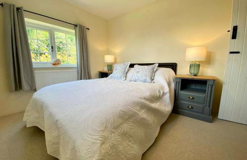 Beautiful Character 5 Bedroom Dorset Thatched Cottage - Great Location - Garden - Parking - Fast WiFi - Smart TV - Newly decorated - sleeps up to 10! Only 18 mins drive to Sandbanks Beach! Close to Bournemouth & Poole - Photo 23