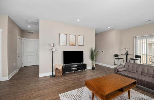 Modern 2BR 2BA New Build Condo with Garage & Patio - Foto 34