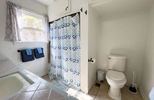 The Updated Aviator - Minutes to Everything Wichita Falls, TX - Foto 11