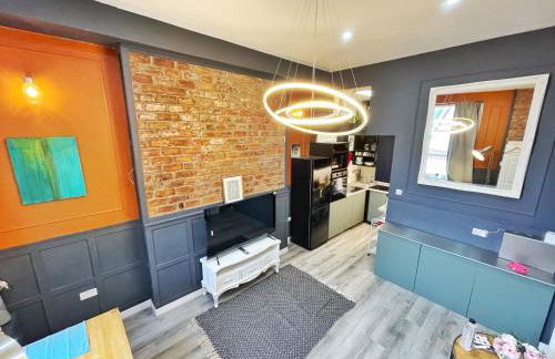 AdeamStays provides Beautiful centrally located 1 and 2 bed apartments on Liverpools Boulevard - Foto 80