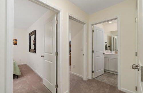 New 3BR Raceday Retreat - Steps from Speedway - Foto 44