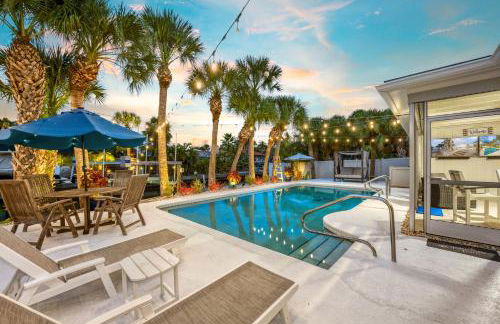 Siesta Key Waterfront Oasis - Heated Pool, Dock, Walk to Village & Beach - Photo 2