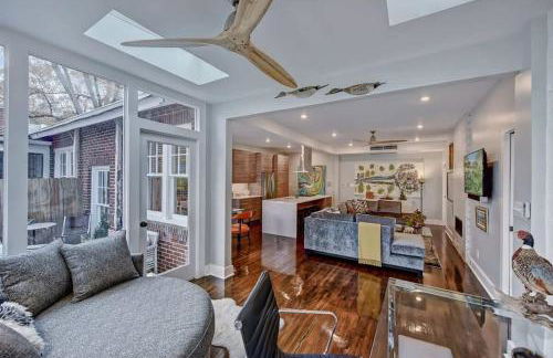 Modern 2BR Condo with Sunroom near Uptown - Foto 17