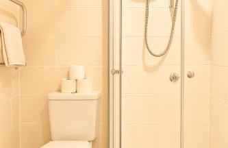 8 Person, 4 Bedroom Light, Warm & Modern Apartment - Foto 14