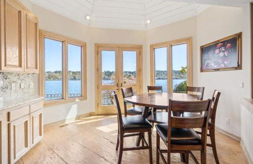 Stunning Waterfront Mansion with Pool and Hottub - Foto 16