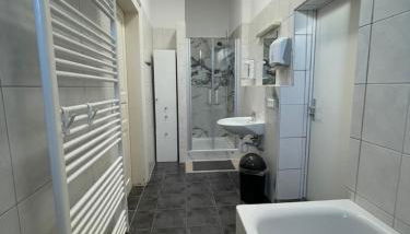 Geräumige 160 qm Wohnung für 9-11 Personen in der Stadtmitte - Photo 2, Shower
