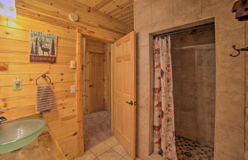 Updated Manistique Log Cabin, Yard and Fire Pit - Foto 13