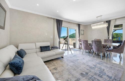 Villa VERONICA with CINEMA PROJECTOR by the HEATED POOL and JACUZZI - Foto 32