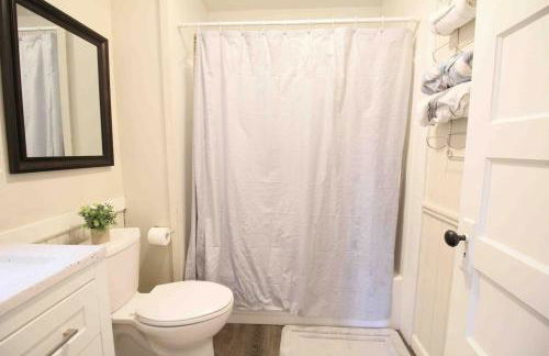 Charming Downtown Gem. 2 minutes to Salem. Workspace Included - Photo 7