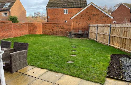 Stunning Large Detached Gloucester, 4 beds, 3 bedroom, 2 bathroom property, Nr Chelt, The Docks and Quays sleeps 6 - Photo 45