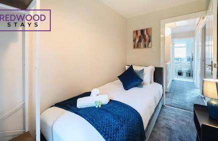 3-Bedroom Serviced House, Free Parking for 2 Cars, Free WiFi By Redwood Stays - Foto 13