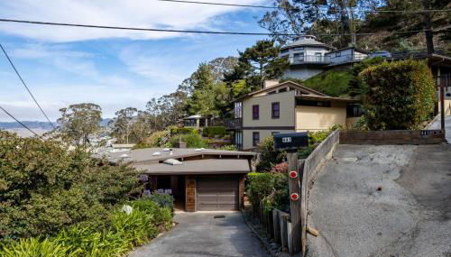 Small Home with Ocean View walk to Restaurants Brewery Shops Beach - Foto 2