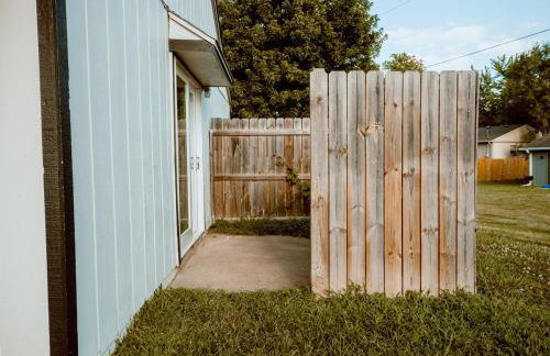 The Orange Lounge - 8 min to KU & Mass - Photo 22