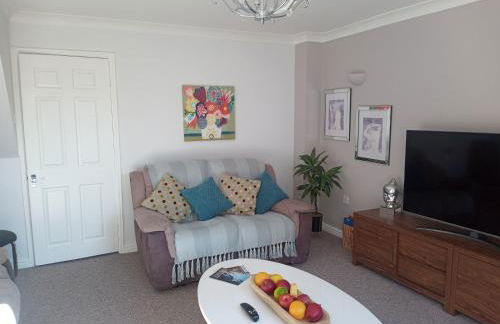 Ludlow Mews Town House with Free parking - Photo 8