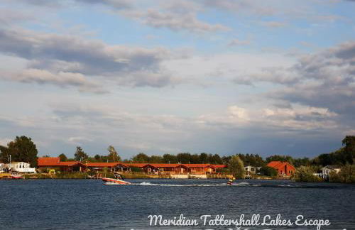 Elite Retreats 4U Lakeside Hot Tub Log Cabin with the fishing peg at Tattershall Lakes Park - Foto 67