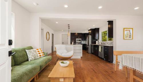 Cozy & Spacious 3BR2BA Home Near I-5 - Photo 3