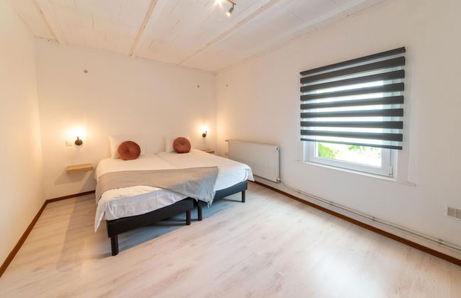 Spacious Villa With Tennis - Photo 8