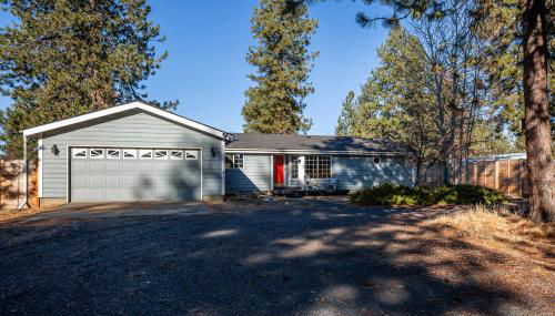 Charming 3-Bedroom Home in Bend with Hot Tub Game Room & Spacious Family Dining - Foto 2