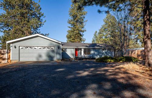 Charming 3-Bedroom Home in Bend with Hot Tub Game Room & Spacious Family Dining - Foto 2