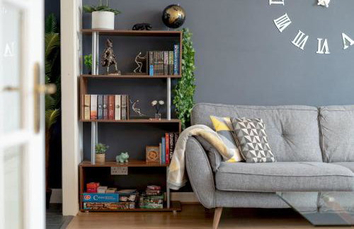 Stylish 2-Bed Flat with Balcony Near Haymarket - Pass the Keys - Foto 9