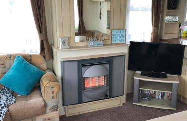 Caravan Sleeps 4 with Free Parking - Foto 10