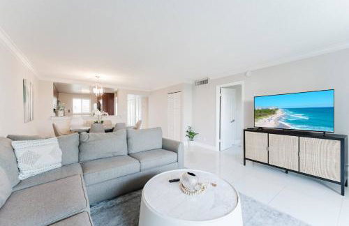 Boca Beachside 2BR 2BA with Pool and Balcony Steps to Sand - Foto 6