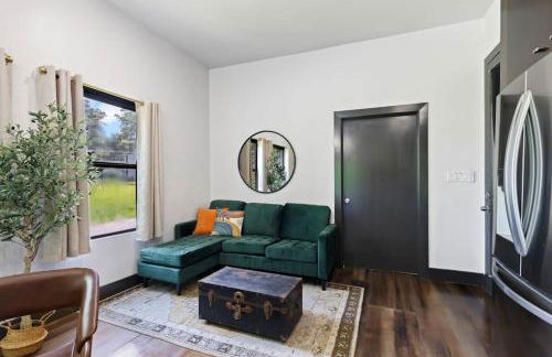 LUX Treehouse on Private Lake next to Lake Conroe with Game room, Paddleboards, Lake Views, and more! - Foto 11