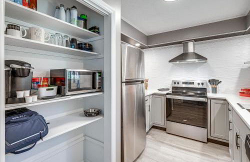 Walk to Main St Hendersonville Chic Home with Yard - Foto 8