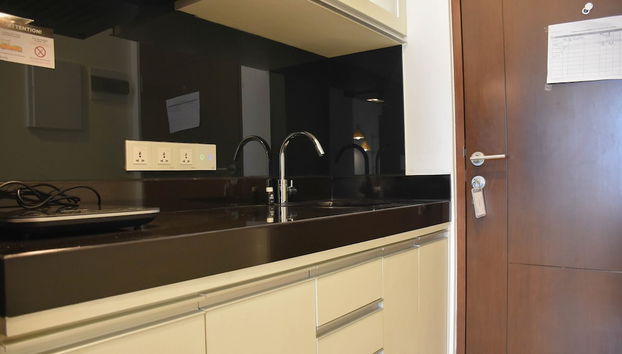 Fancy And Nice Studio At Ciputra World 2 Apartment - Foto 5, Cocina privada