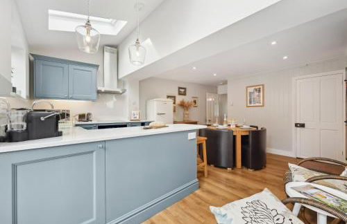 2-Bedroom Stylish & Gorgeous, Cosy Westgate Cottage Retreat, Central Winchester, Free On-Street Parking Permit, with Garden, Close to Cathedral - Sleeps 6, Pets are Welcome - by Blue Puffin Stays - Foto 24