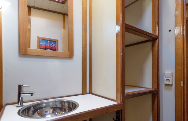 Boat in Leiden Near City Center & Museums - Foto 8