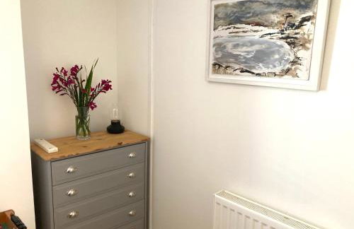 Lovely spacious flat with sea views, sunsets, garden and woodburner - Photo 26