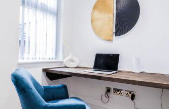 The Abbey Apartment - 1BR Apt with Dedicated Workspace, Fast Wifi & Stylish Kitchen Island & Free Secure Underground Parking - Foto 4