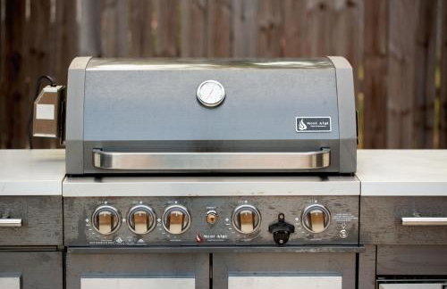 Spacious Retreat with Pool & Hot Tub - 10 Minutes to Downtown - Foto 33