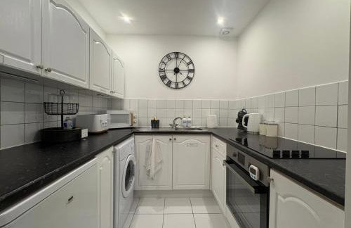 Misk Homes #3 Near Heathrow Airport, shops & Brunel University - Free Parking - Foto 22
