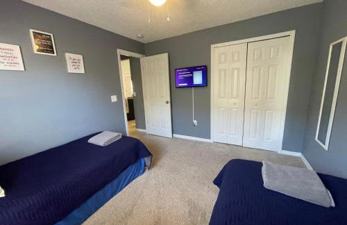 3 Bedroom Villa with Poolside Cinema and Games Room Close to theme Parks sleeps 6 - Photo 31