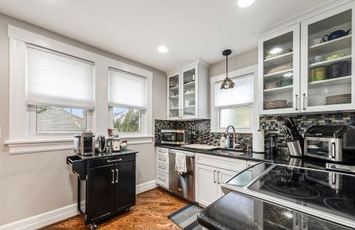 Steps to Dtwn Plymouth! Home with Dog-Friendly Yard - Foto 10