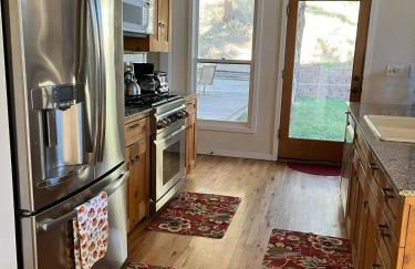 Creekside Craftsman Cabin with Jacuzzi - Alpine Splendor 6 Mins to downtown - Photo 21